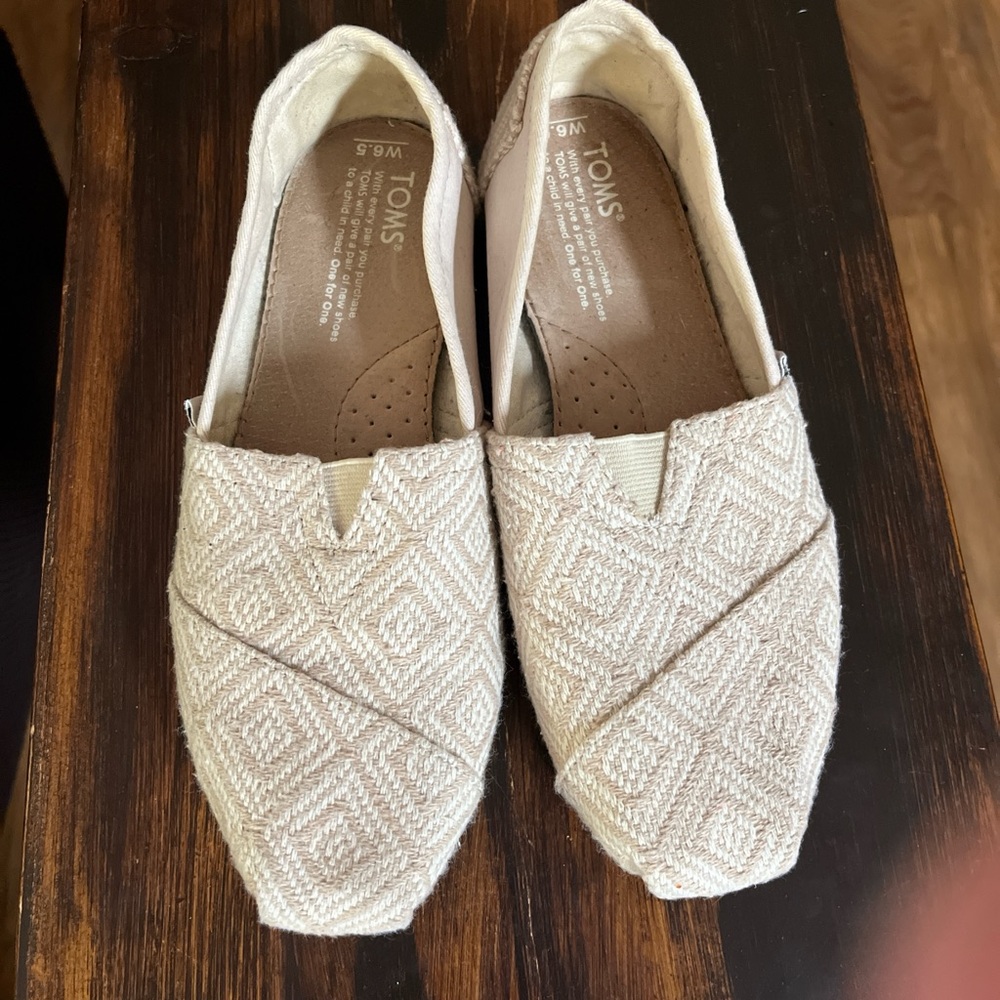 Women’s Tom’s slip-on shoes